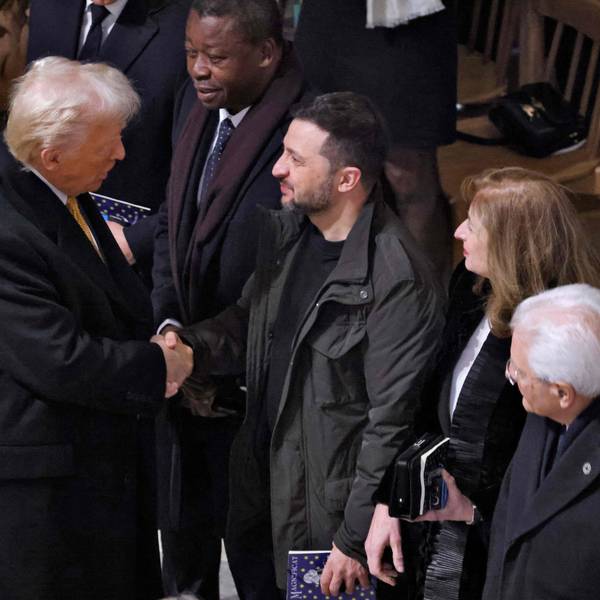 Donald Trump begrüßt Wolodymyr Selenskyj in Paris und schüttelt ihm die Hand.