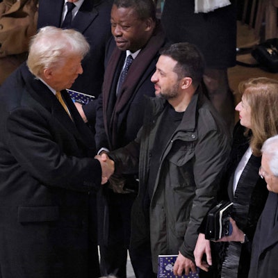Donald Trump begrüßt Wolodymyr Selenskyj in Paris und schüttelt ihm die Hand.