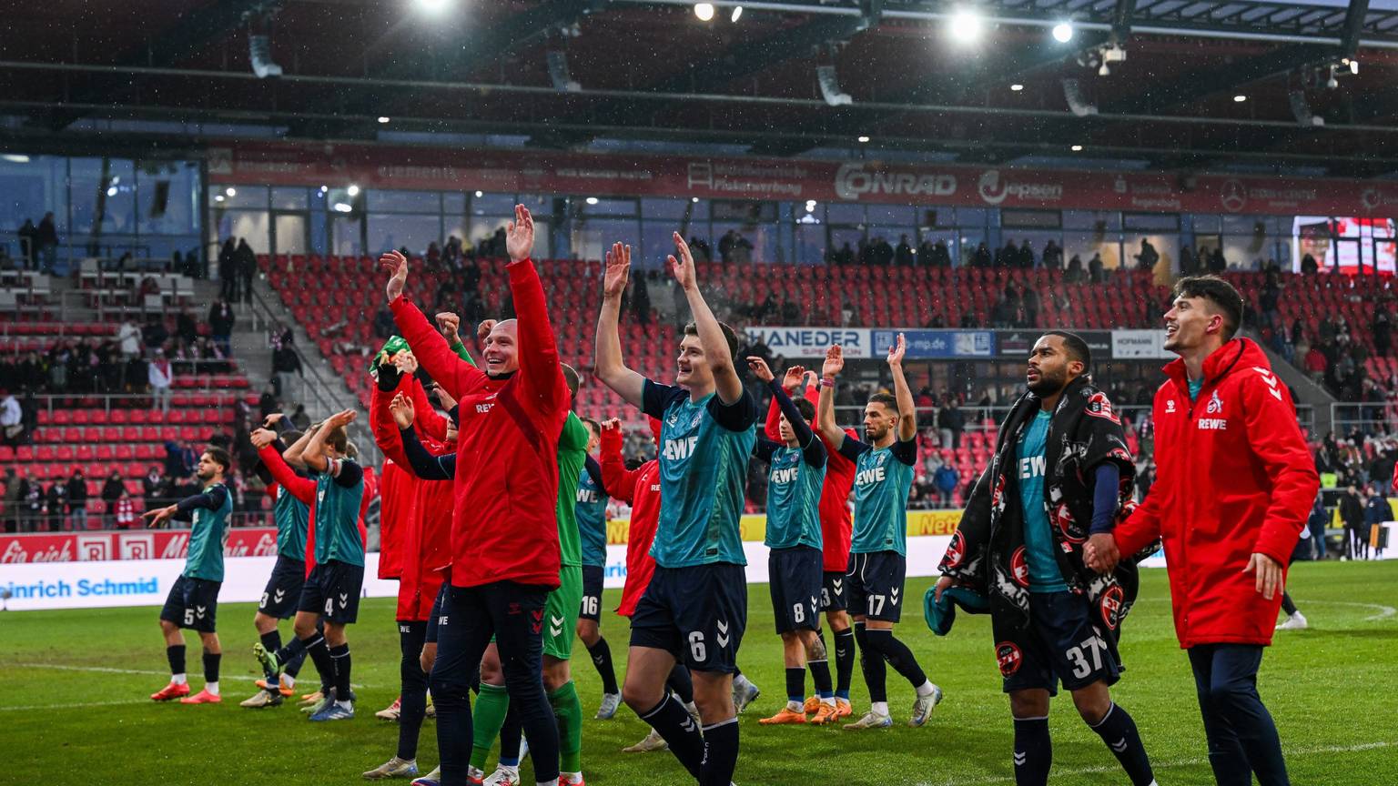 Die Mannschaft von Köln jubelt nach dem Sieg mit 0:1 gegen Regensburg.