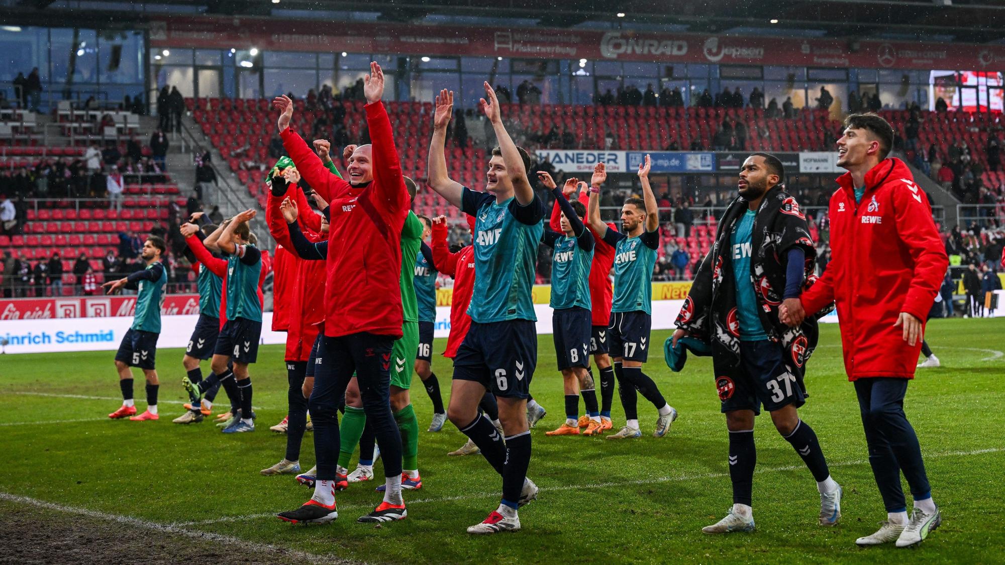 Die Mannschaft von Köln jubelt nach dem Sieg mit 0:1 gegen Regensburg.