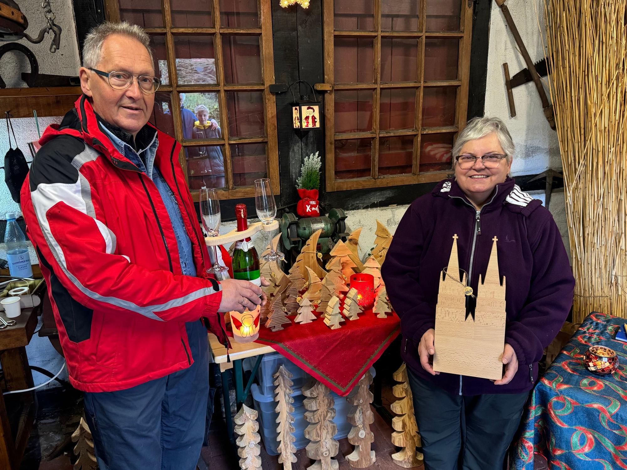 Seit mehr als 30 Jahren ist der Adventsbasar des Heimatverein Hohkeppel eine lieb gewonnene Tradition. Bei Hans-Alo Höller und seiner Frau Marlene gab es allerlei Kunsthandwerk aus Holz.