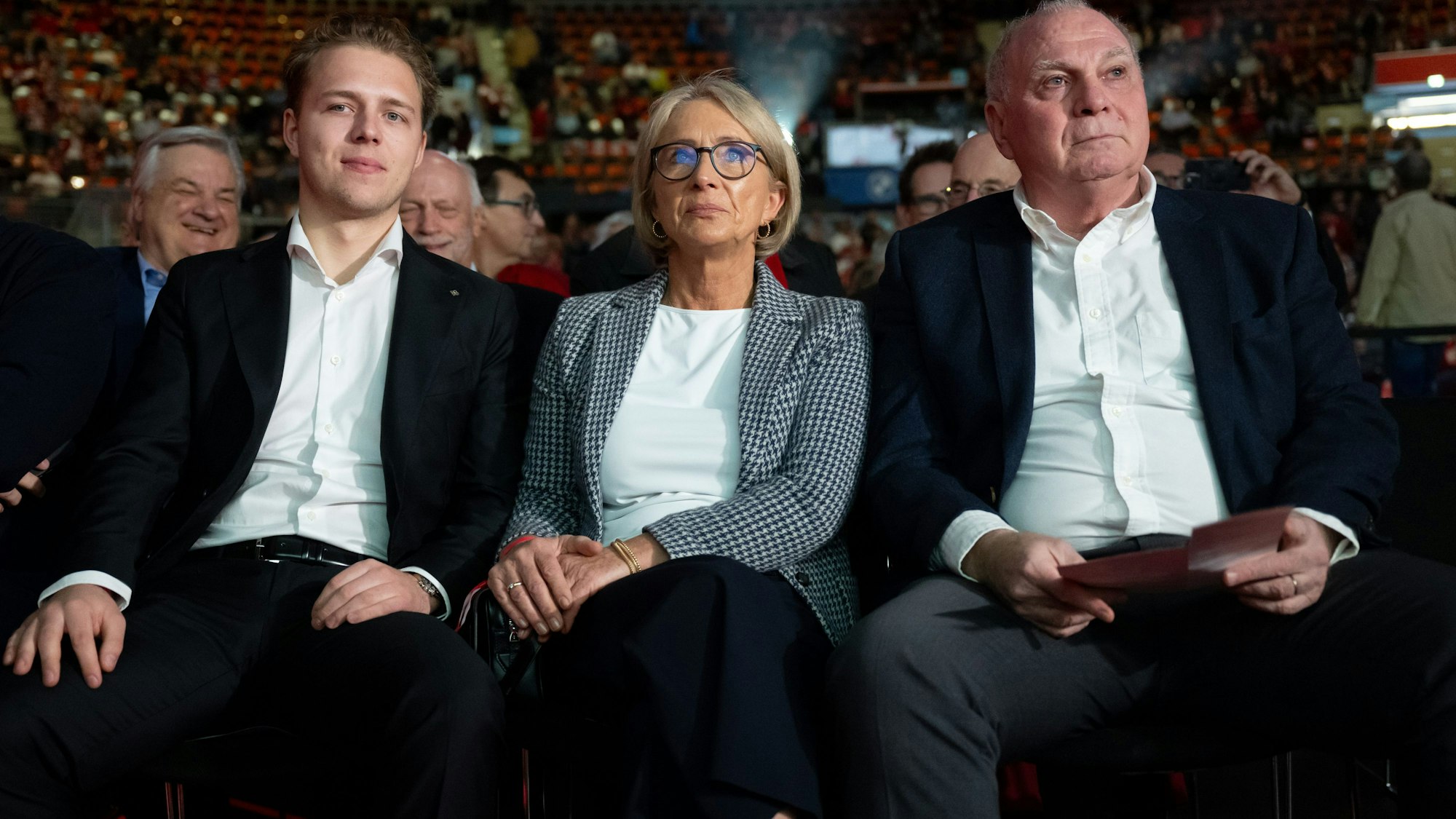 Joel Beckenbauer (l-r), Heidi Beckenbauer und Uli Hoeneß auf der Jahreshauptversammlung des FC Bayern München.