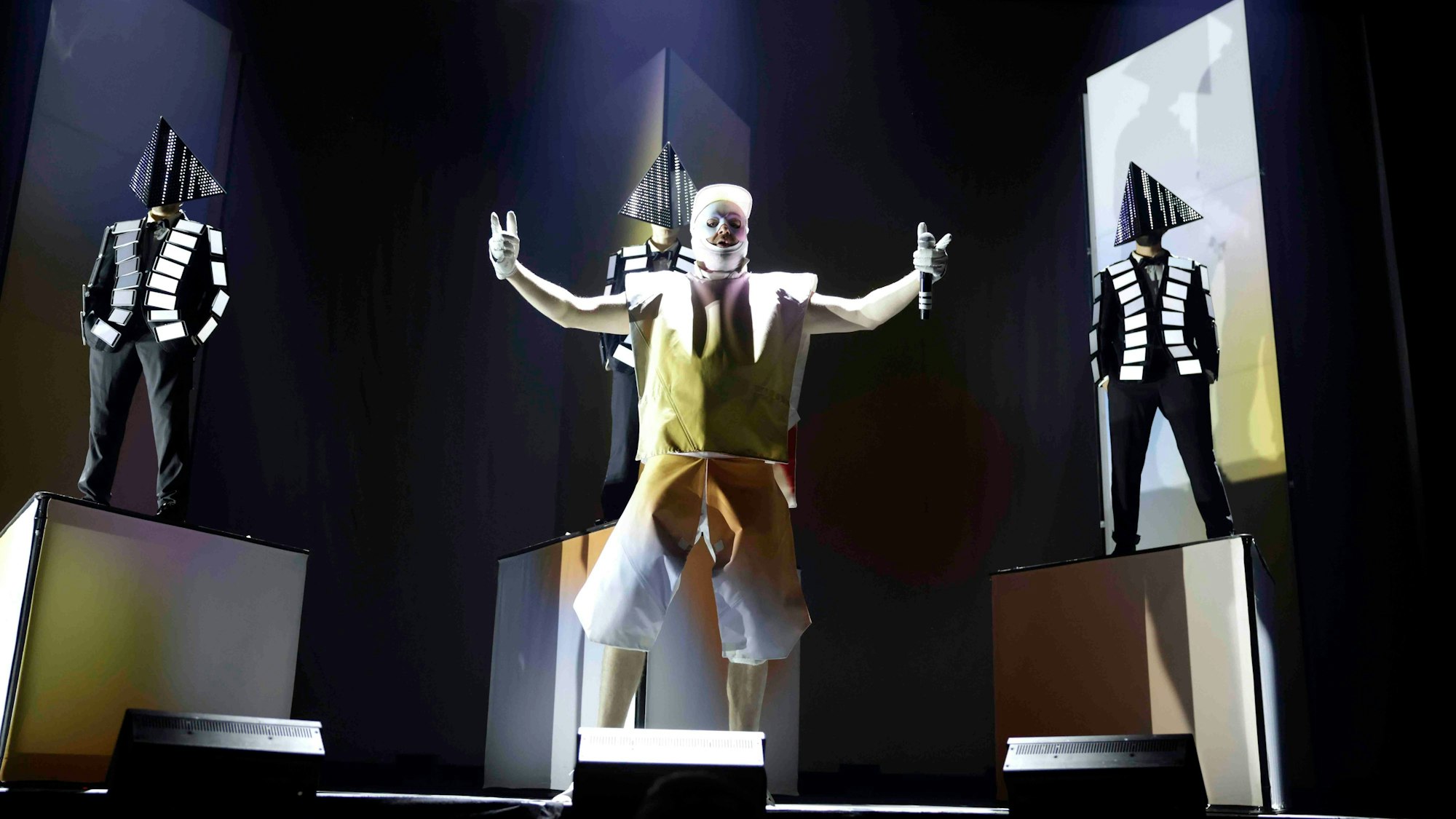 Eindrucksvolles Bühnenbild beim Deichkind-Konzert.