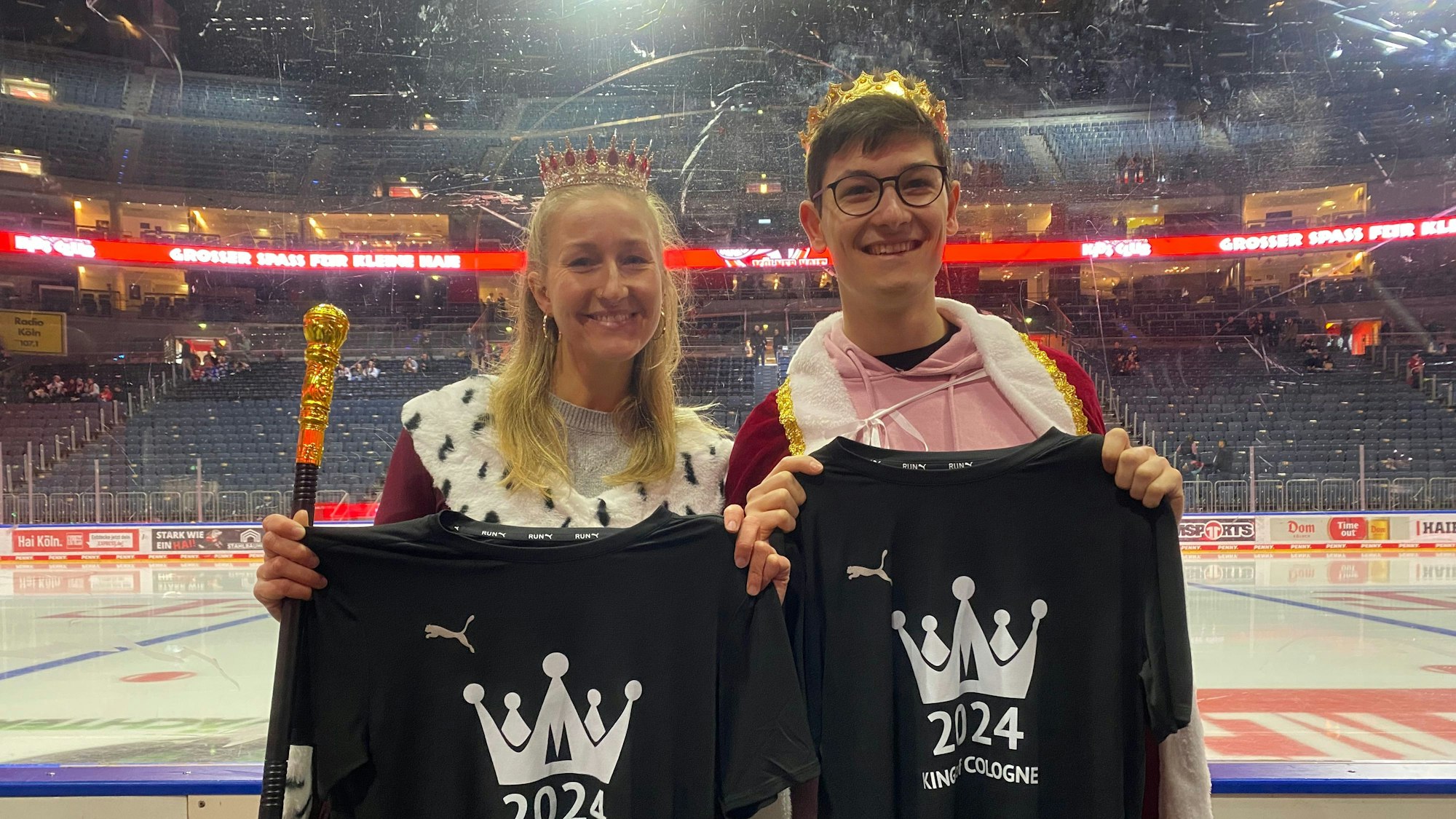 Kind and Queen of Cologne 2024: Noah Read und Janina Meyer vom KTT01
Siegerehrung beim Spiel der Kölner Haie