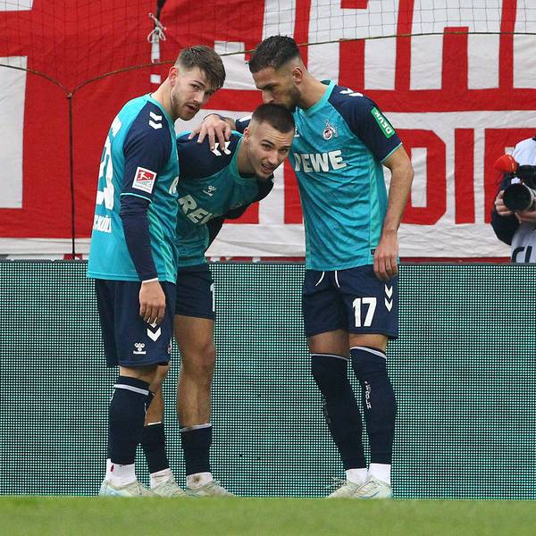 Torjubel und Verletzung. Tim Lemperle (Mitte) mit Jan Thielmann (l.) und Leart Pacarada nach seinem Treffer zum 1:0.