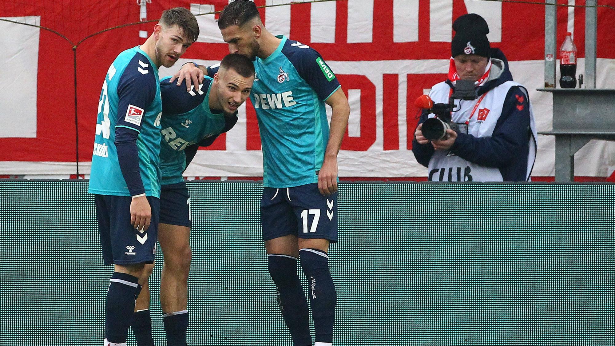 Torjubel und Verletzung. Tim Lemperle (Mitte) mit Jan Thielmann (l.) und Leart Pacarada nach seinem Treffer zum 1:0.