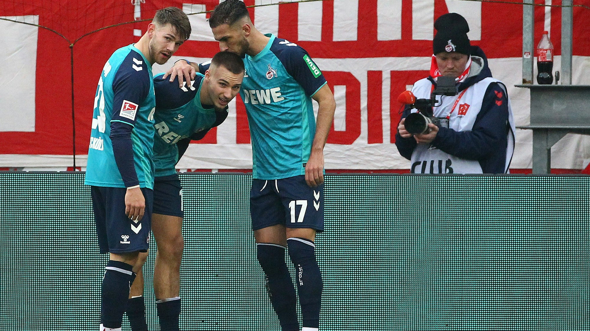 Torjubel und Verletzung. Tim Lemperle (Mitte) mit Jan Thielmann (l.) und Leart Pacarada nach seinem Treffer zum 1:0.