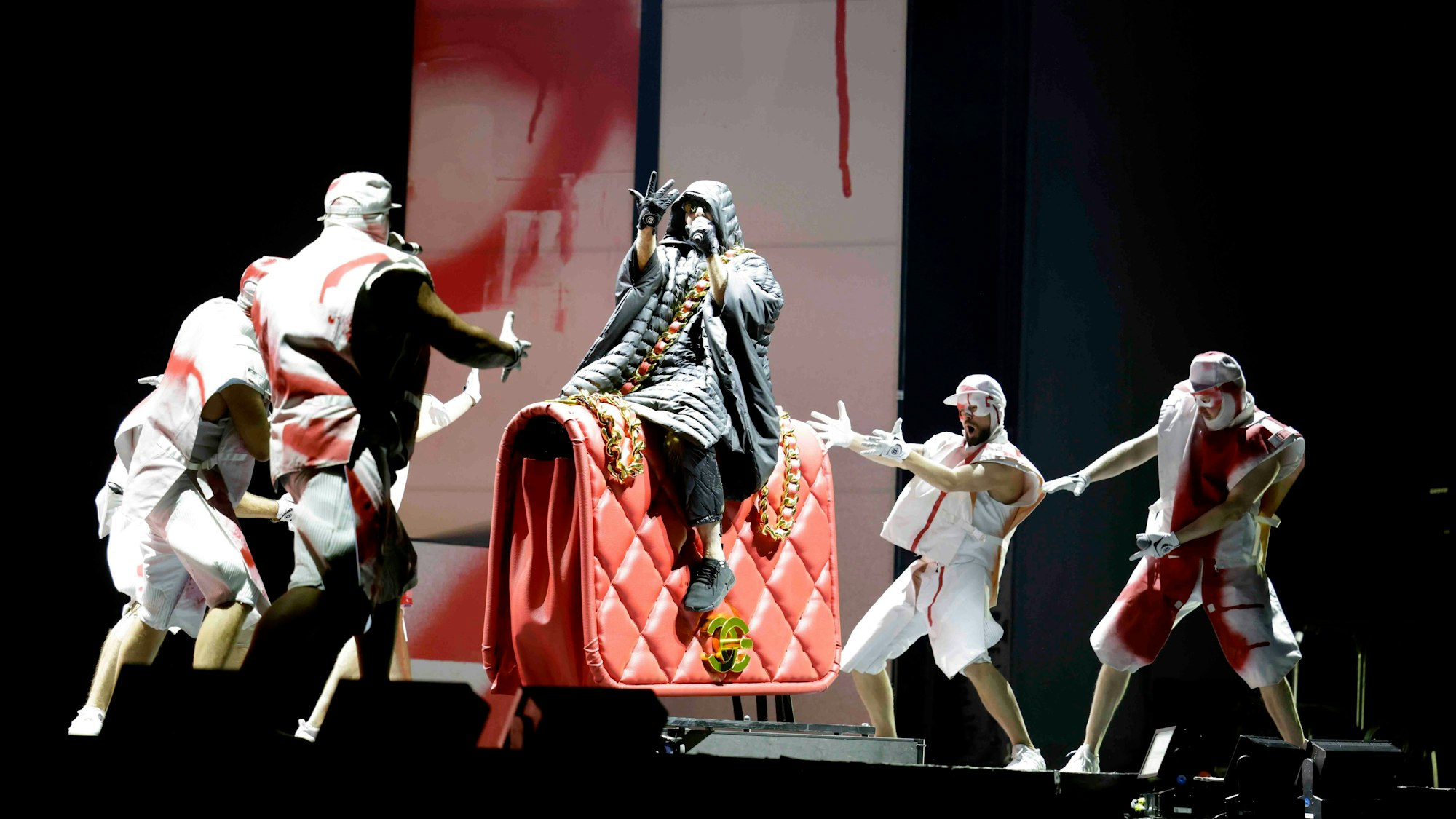 Handtasche als Rodeopferd beim Deichkind-Konzert in Köln.