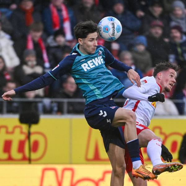 Kampfspiel: Denis Huseinbasic vom FC (l) und der Regensburger Christian Viet.
