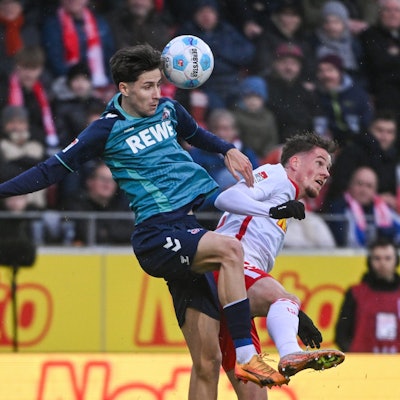 Kampfspiel: Denis Huseinbasic vom FC (l) und der Regensburger Christian Viet.