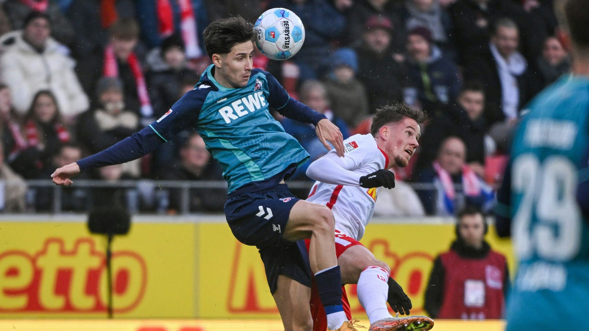 Kampfspiel: Denis Huseinbasic vom FC (l) und der Regensburger Christian Viet.