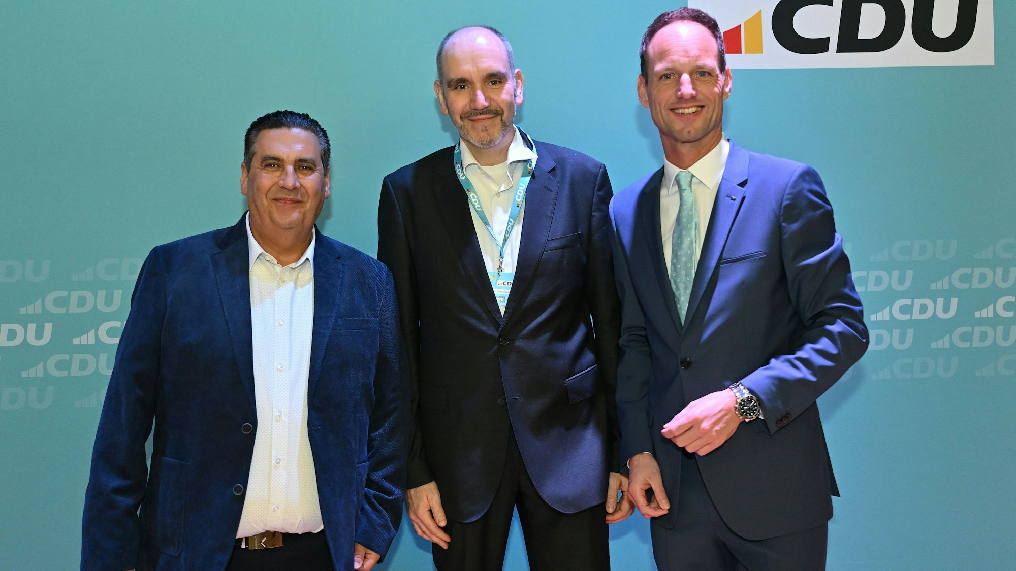 Rösraths CDU-Parteichef Daniel Schiffbauer (Mitte) bemühte sich um Schulterschluss in der Partei, nachdem sich Miguel Louzao de la Cruz (links) im Dezember als Bürgermeisterkandidat gegen Stephan Braun (rechts) durchgesetzt hatte.