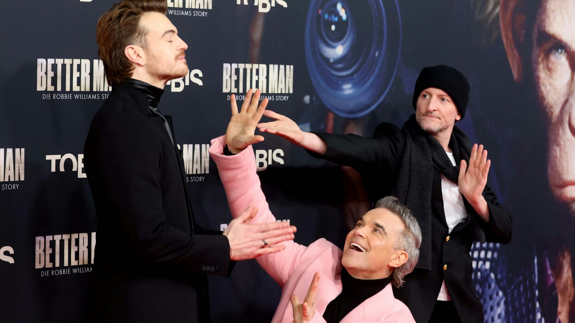 Robbie Williams bei der Filmpremiere ‚Better Man‘ mit Darsteller Jonno Davies (links) und Regisseur Michael Gracey.