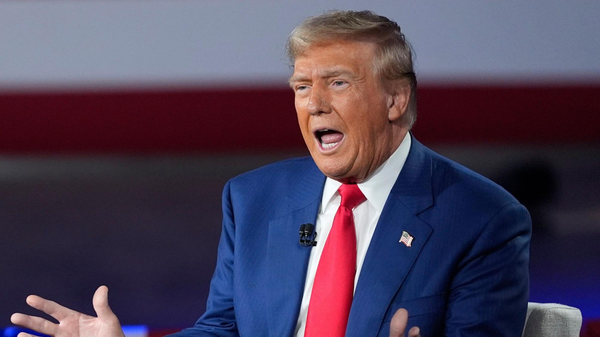 Der zukünftige US-Präsident Donald Trump nimmt im Wahlkampf an einer Diskussionsrunde teil. (Archivbild)