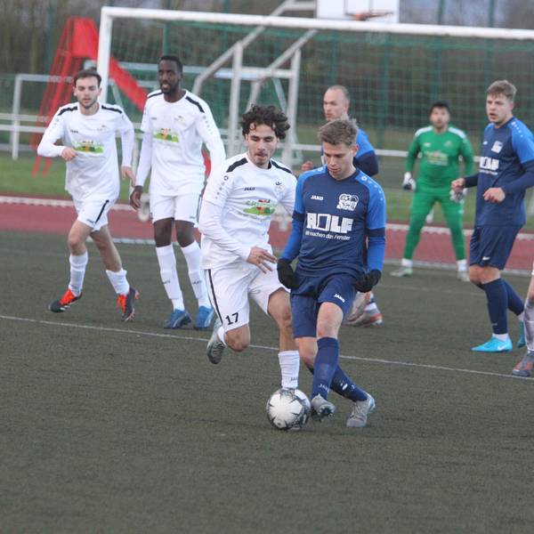 Dario Schwarz (am Ball)