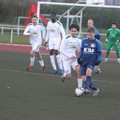 Dario Schwarz (am Ball)