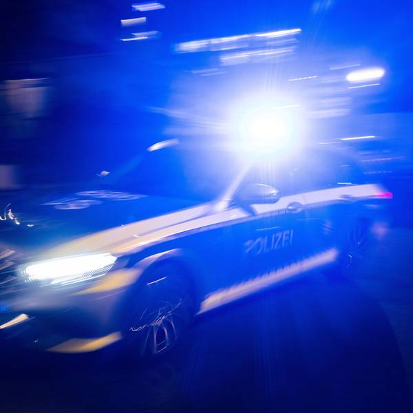 Ein Polizeifahrzeug fährt mit Blaulicht.