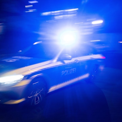 Ein Polizeifahrzeug fährt mit Blaulicht.
