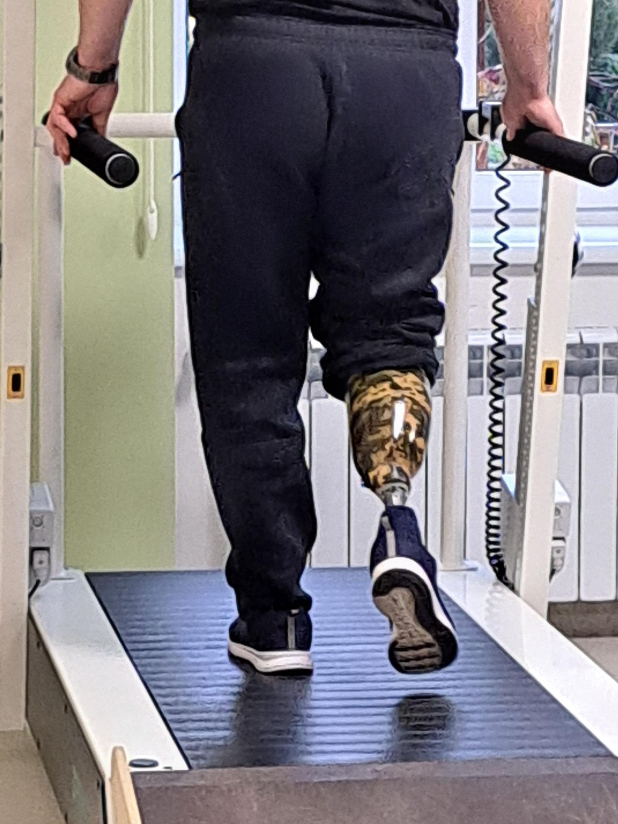 Ein ukrainischer Soldat mit einer Unterschenkelprothese geht auf einem Laufband.