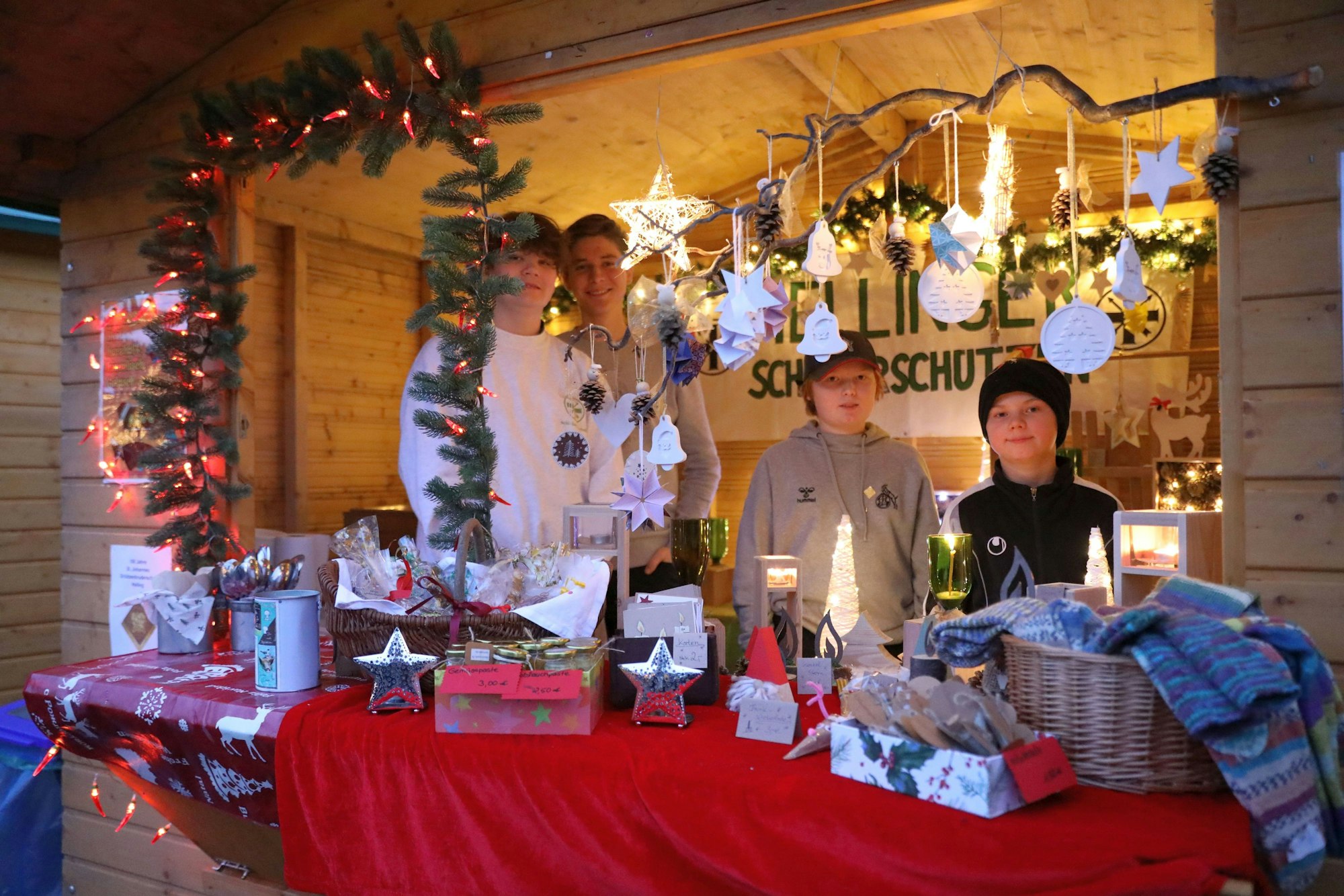 In zehn Buden wurde allerlei Kunsthandwerk angeboten und am Abend tauchten Feuerstellen und Lichterketten den Platz in ein wohliges Licht.