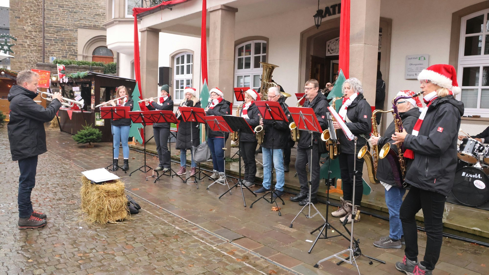 Blasmusiker mit Nikolausmützen.
