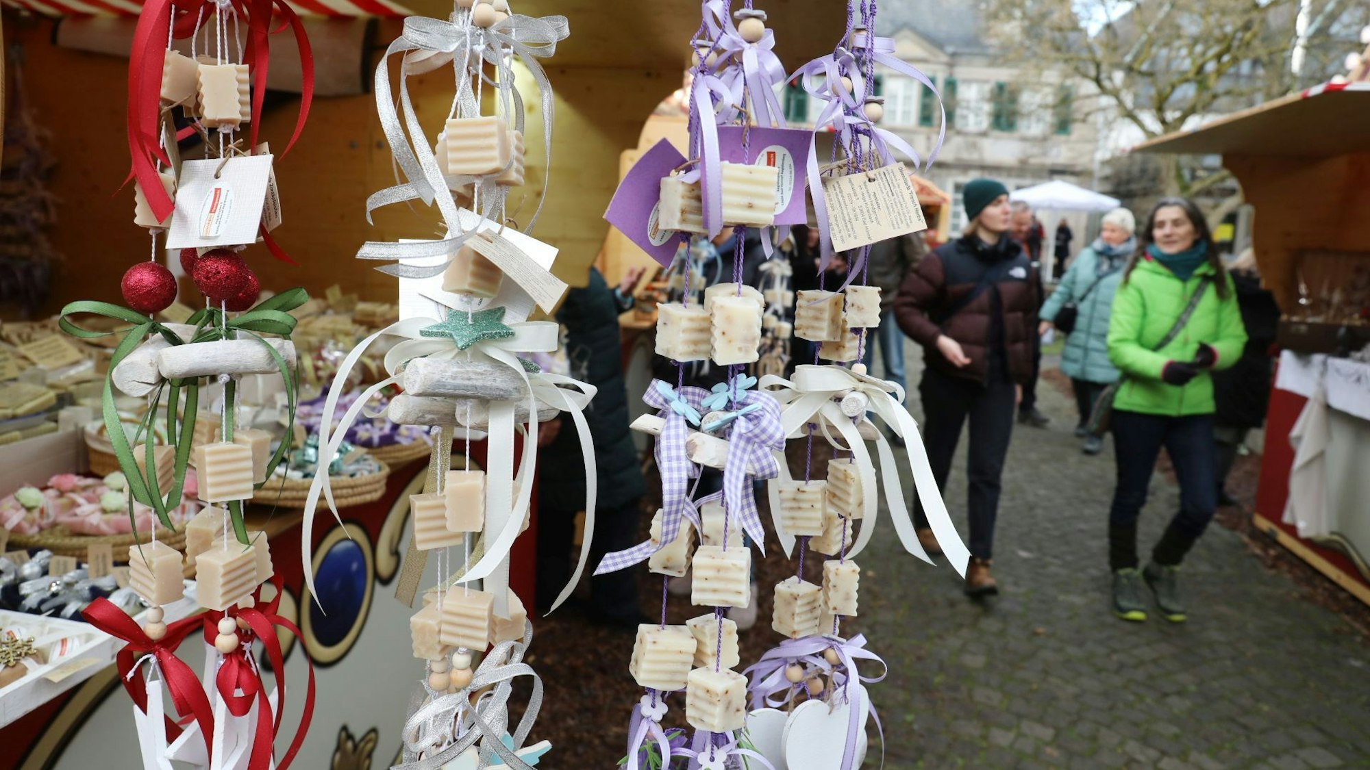 Reges Treiben herrschte beim ersten Weihnachtsmarkt am Siebengebirgsmuseum in Königswinter.