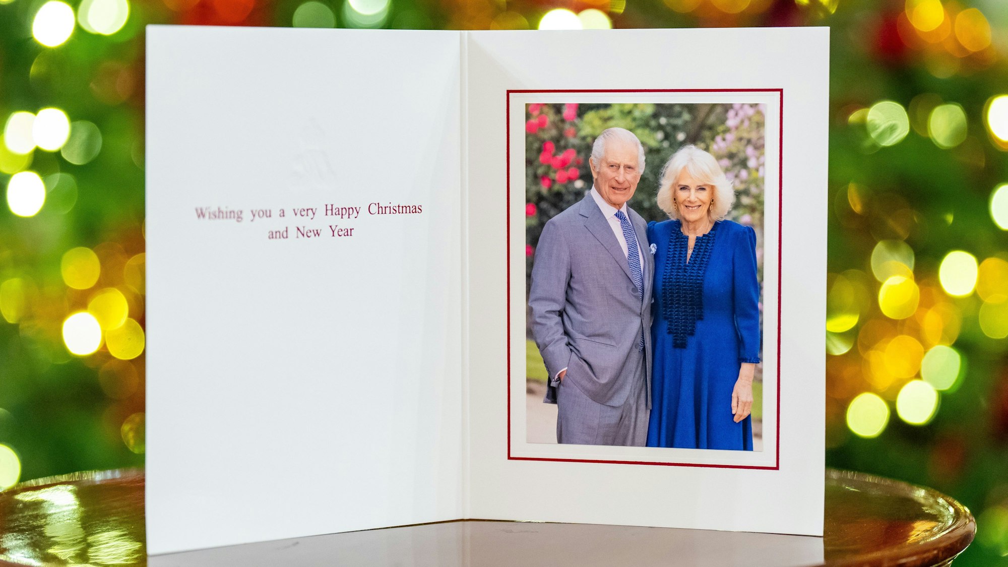 Das im April 2024 in den Gärten des Buckingham Palastes von Millie Pilkington aufgenommene Foto von König Charles III. und Königin Camilla schmückt die Weihnachtskarte des britischen Königspaares für das Jahr 2024.