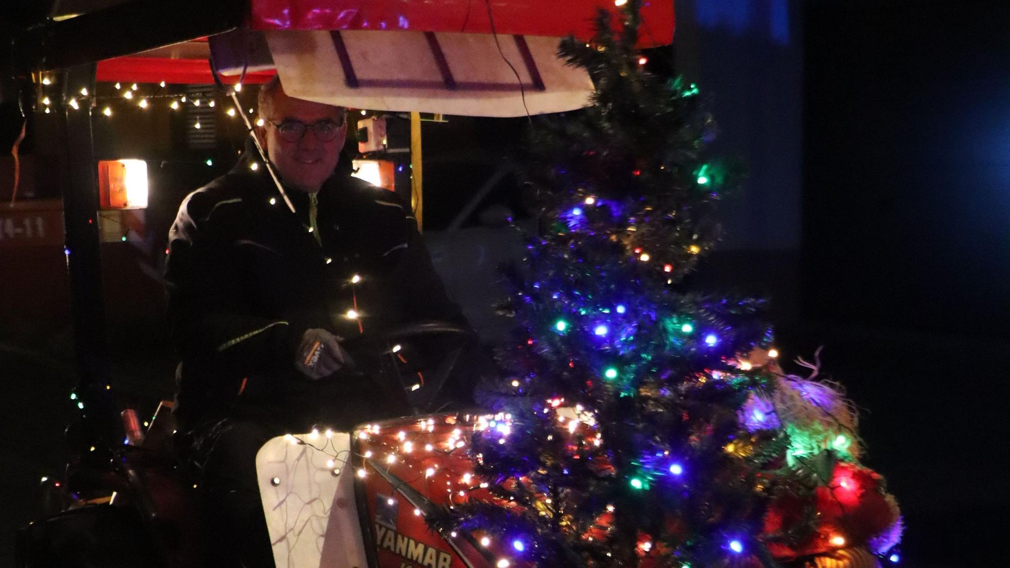 Gleich zwei Weihnachtsbäume hatte der Veranstaltungsorganisator Albert Kuhl auf seinen kleinen Traktor gebaut.
