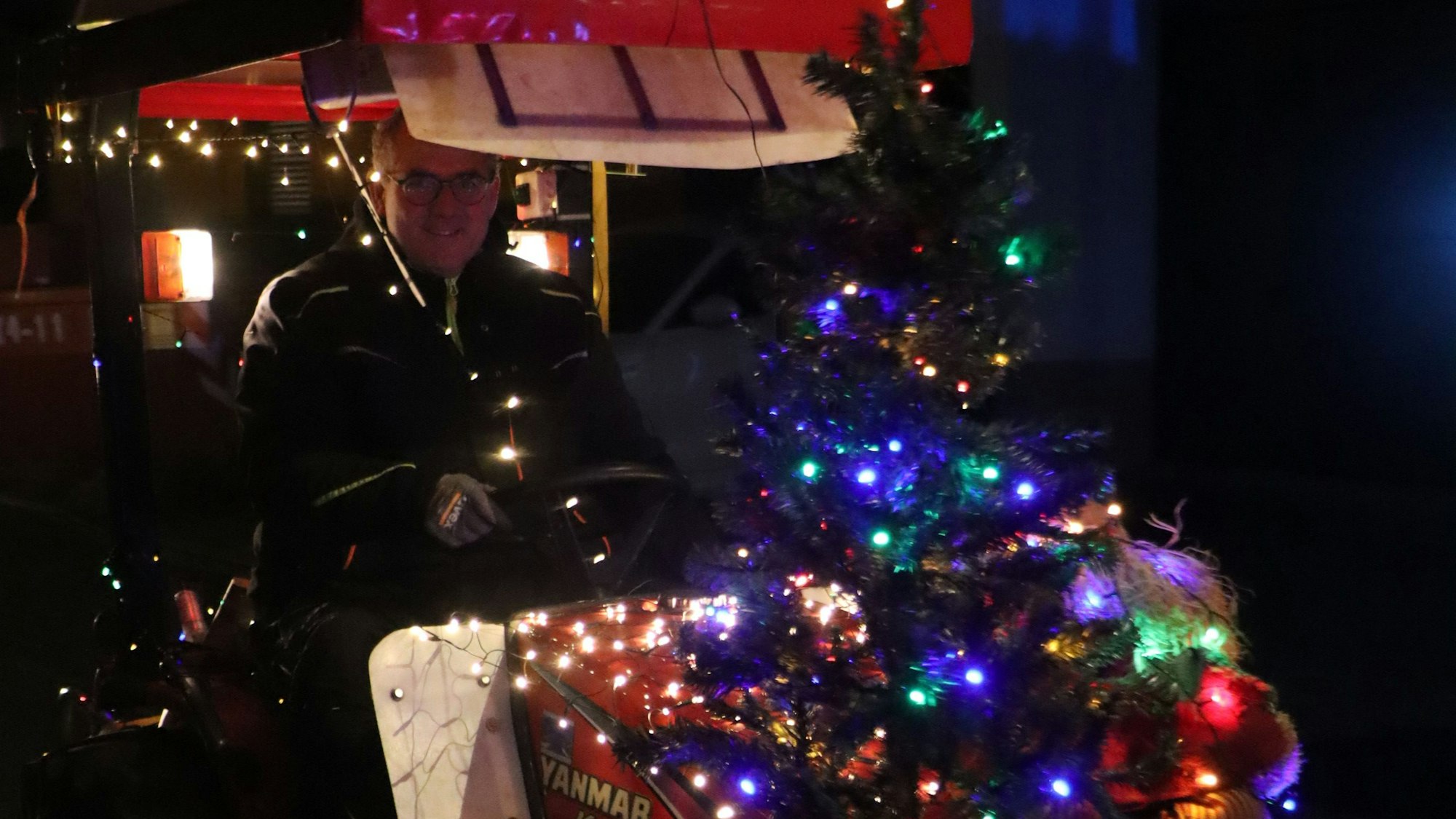 Gleich zwei Weihnachtsbäume hatte der Veranstaltungsorganisator Albert Kuhl auf seinen kleinen Traktor gebaut.