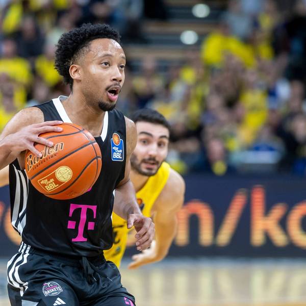 Darius McGhee hängt Oldenburgs Max DiLeo ab und sichert den Baskets den Sieg.