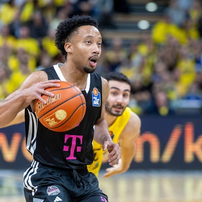 Darius McGhee hängt Oldenburgs Max DiLeo ab und sichert den Baskets den Sieg.