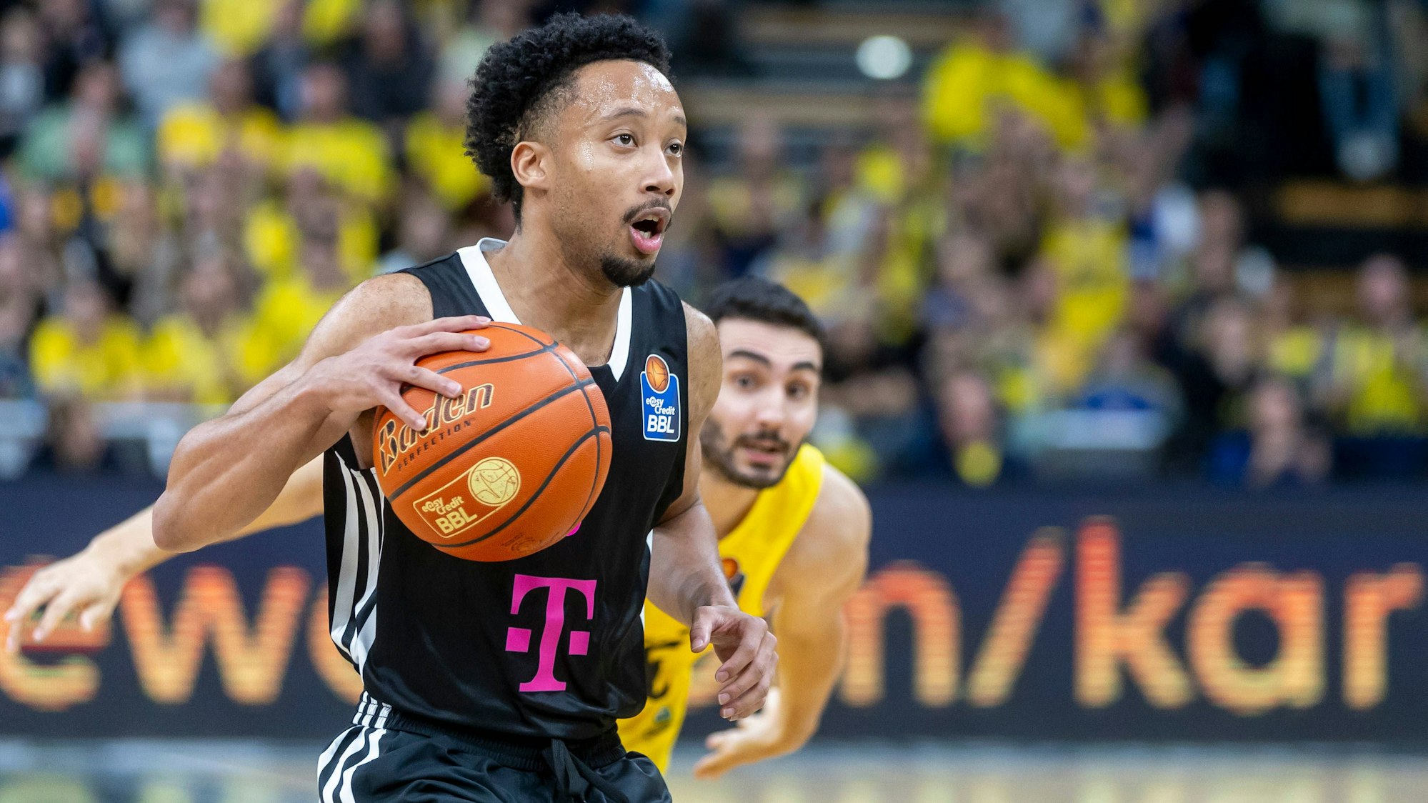 Darius McGhee hängt Oldenburgs Max DiLeo ab und sichert den Baskets den Sieg.
