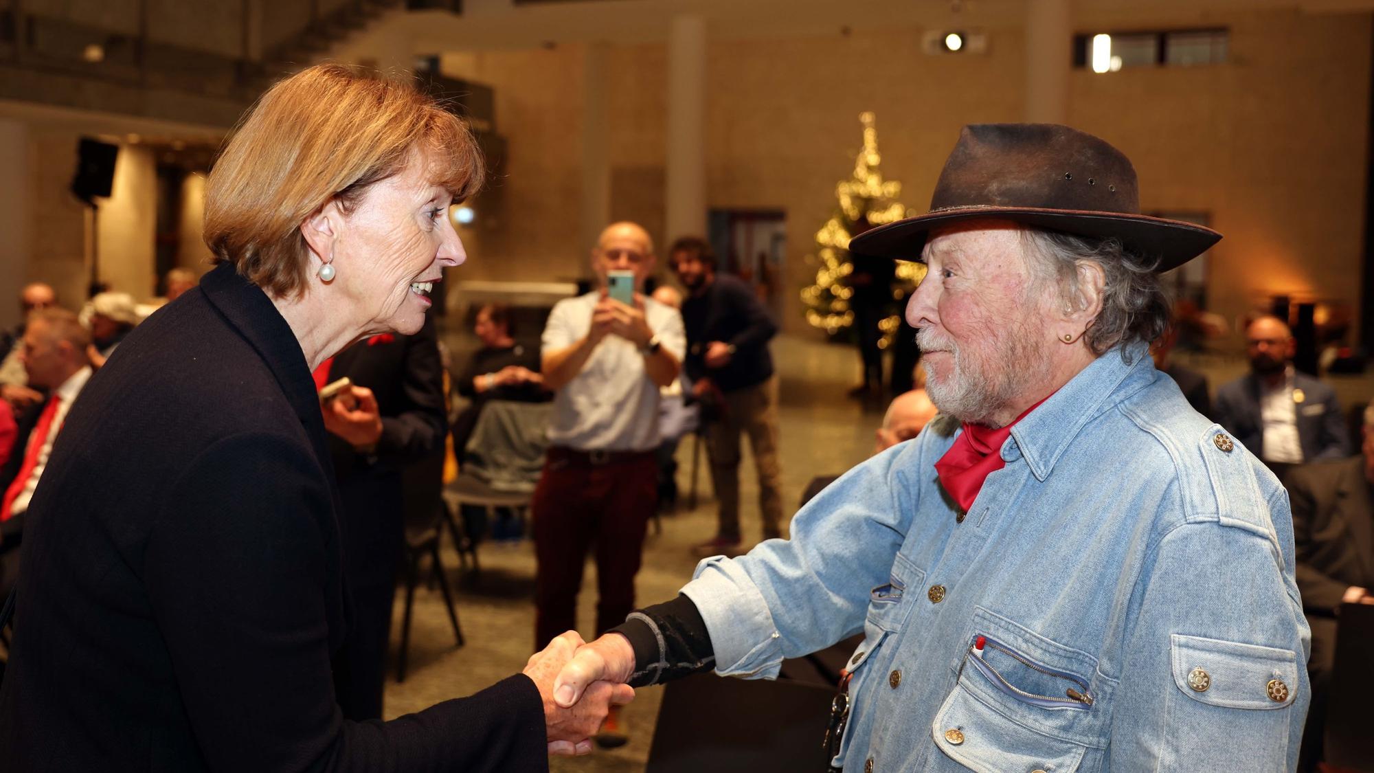 Oberbürgermeisterin Henriette Reker beglückwünscht Gunter Demnig.