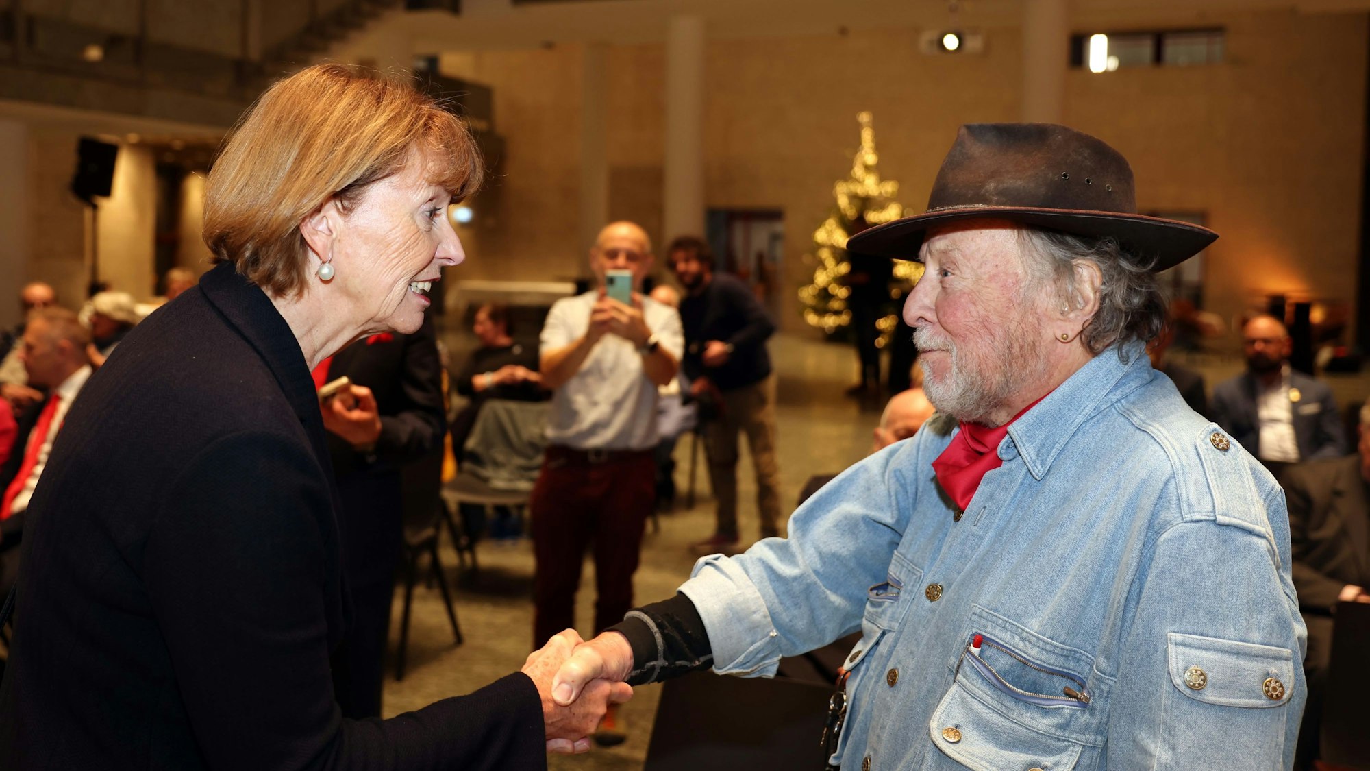 Oberbürgermeisterin Henriette Reker beglückwünscht Gunter Demnig.