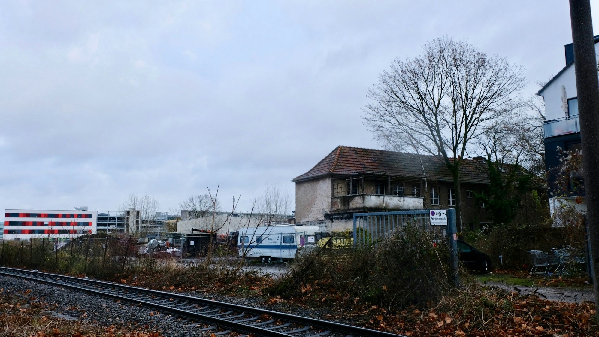 Das Grundstück an der Stolberger Straße 194 bis 196 neben den Gleisen der HGK.