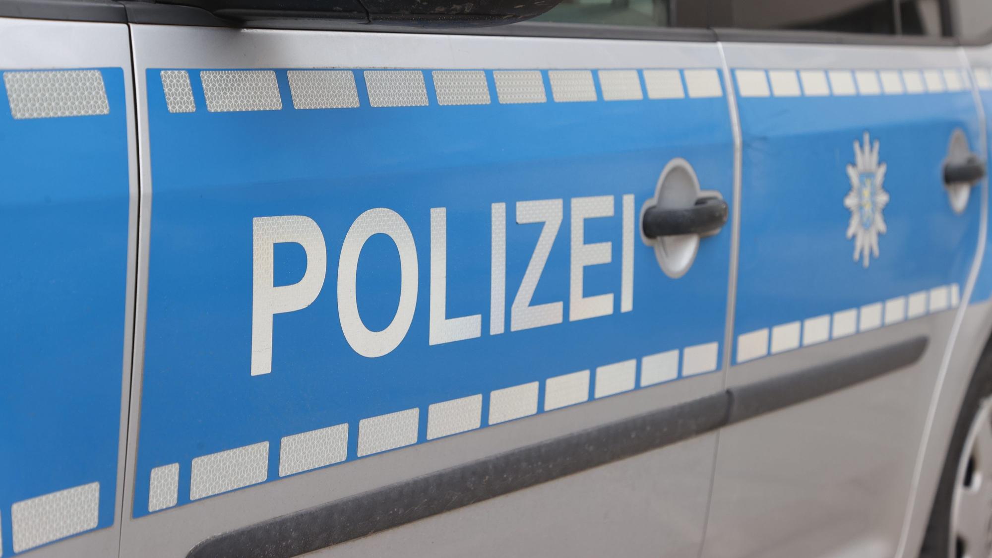 Auf dem Foto ist ein Polizeiwagen zu sehen.
