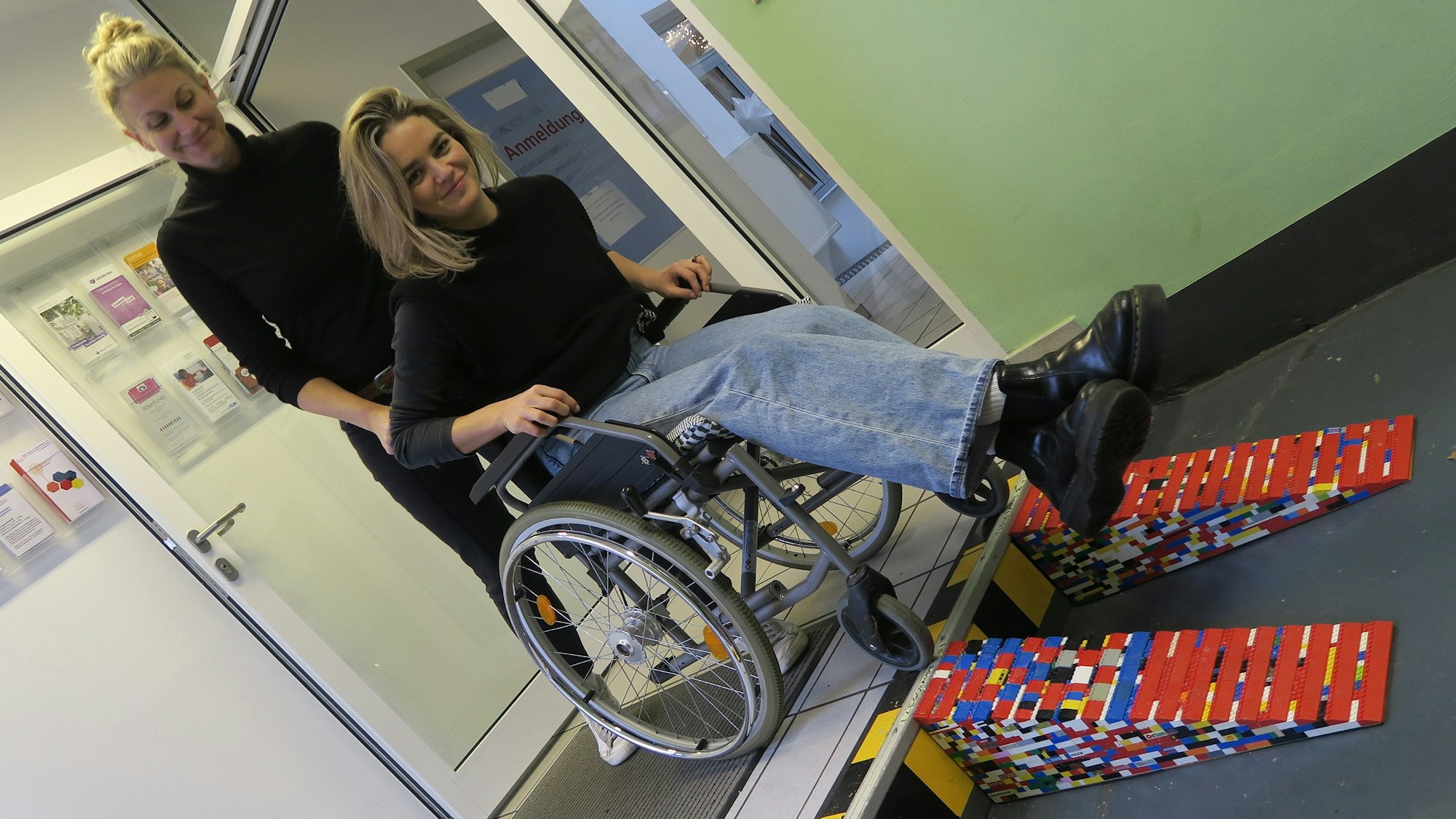 Sie testeten die Rampen aus: Für Katrin Schilling (stehend) und Marie Gutschalk ist die Lego-Konstruktion eine echte Erleichterung.