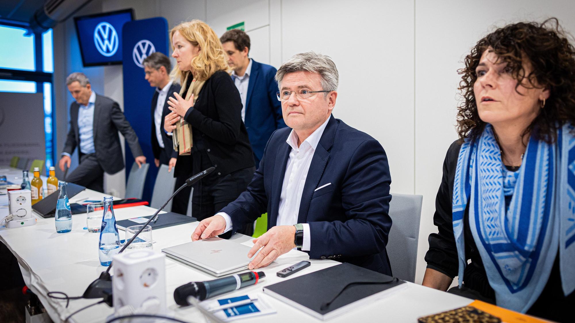 Vertreter von Volkswagen, darunter Arne Meiswinkel (2.v.r.), Verhandlungsführer VW und Personalvorstand der Marke Volkswagen, sitzen bei der vierten Runde der Tarifverhandlungen von Volkswagen und IG Metall an ihren Plätzen.