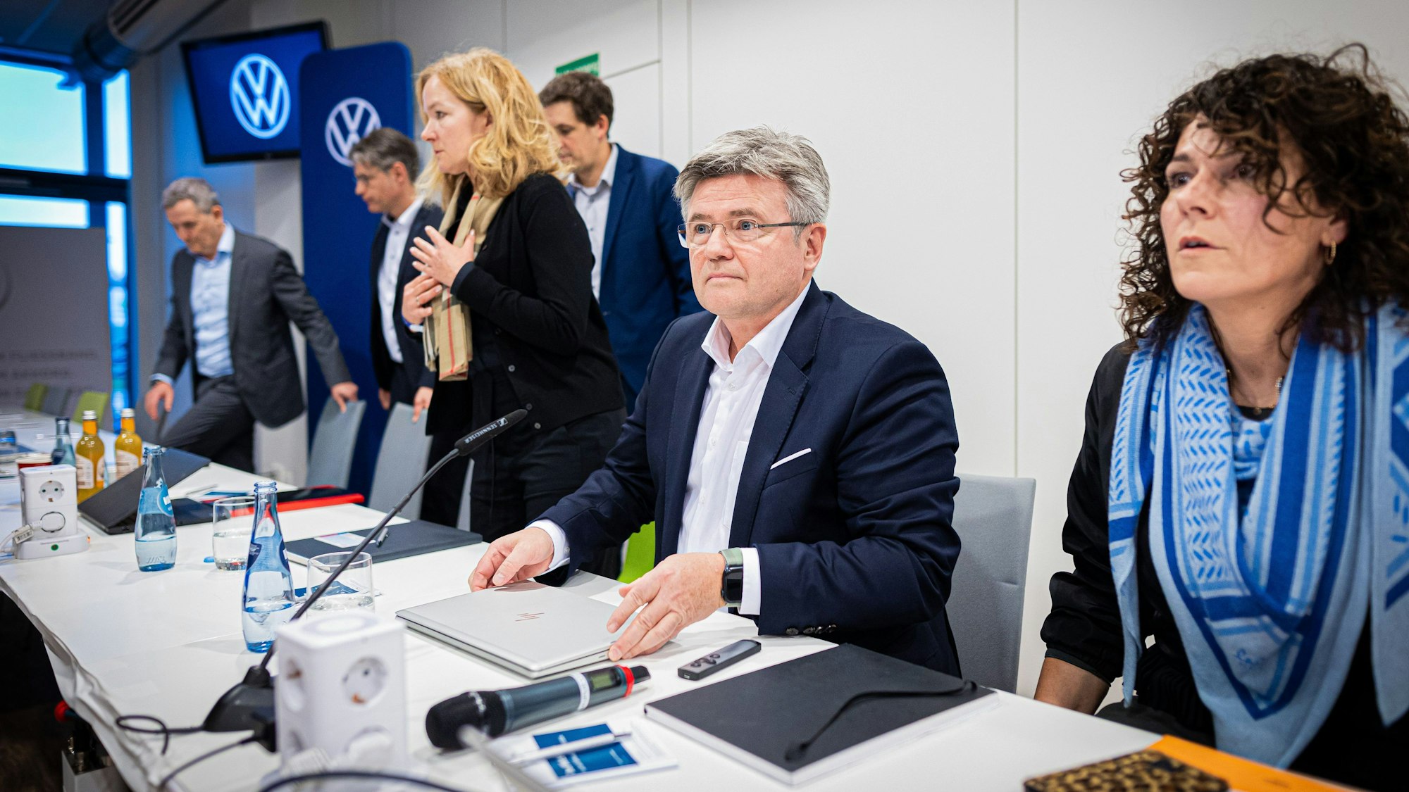 Vertreter von Volkswagen, darunter Arne Meiswinkel (2.v.r.), Verhandlungsführer VW und Personalvorstand der Marke Volkswagen, sitzen bei der vierten Runde der Tarifverhandlungen von Volkswagen und IG Metall an ihren Plätzen.