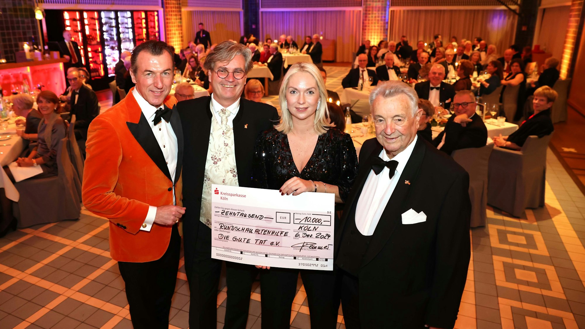 Eine stolze Summe kam zusammen bei der Senatsnikolausfeier der Kölnischen: Walter F. Passmann, Jörg Demmer, Julia Heinen und Paul Sauer (von links).