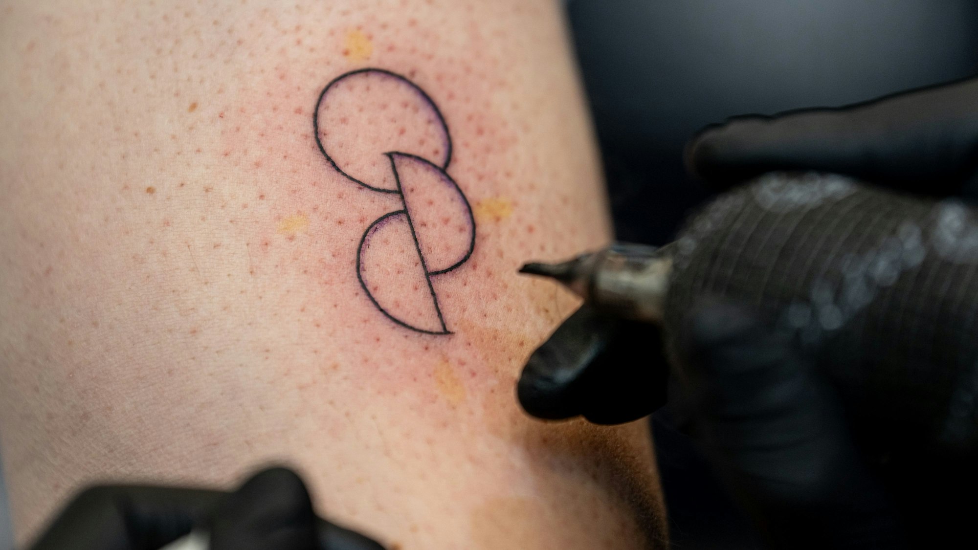 Zu sehen ist eine Nahaufnahme eines Organspende-Tattoos.