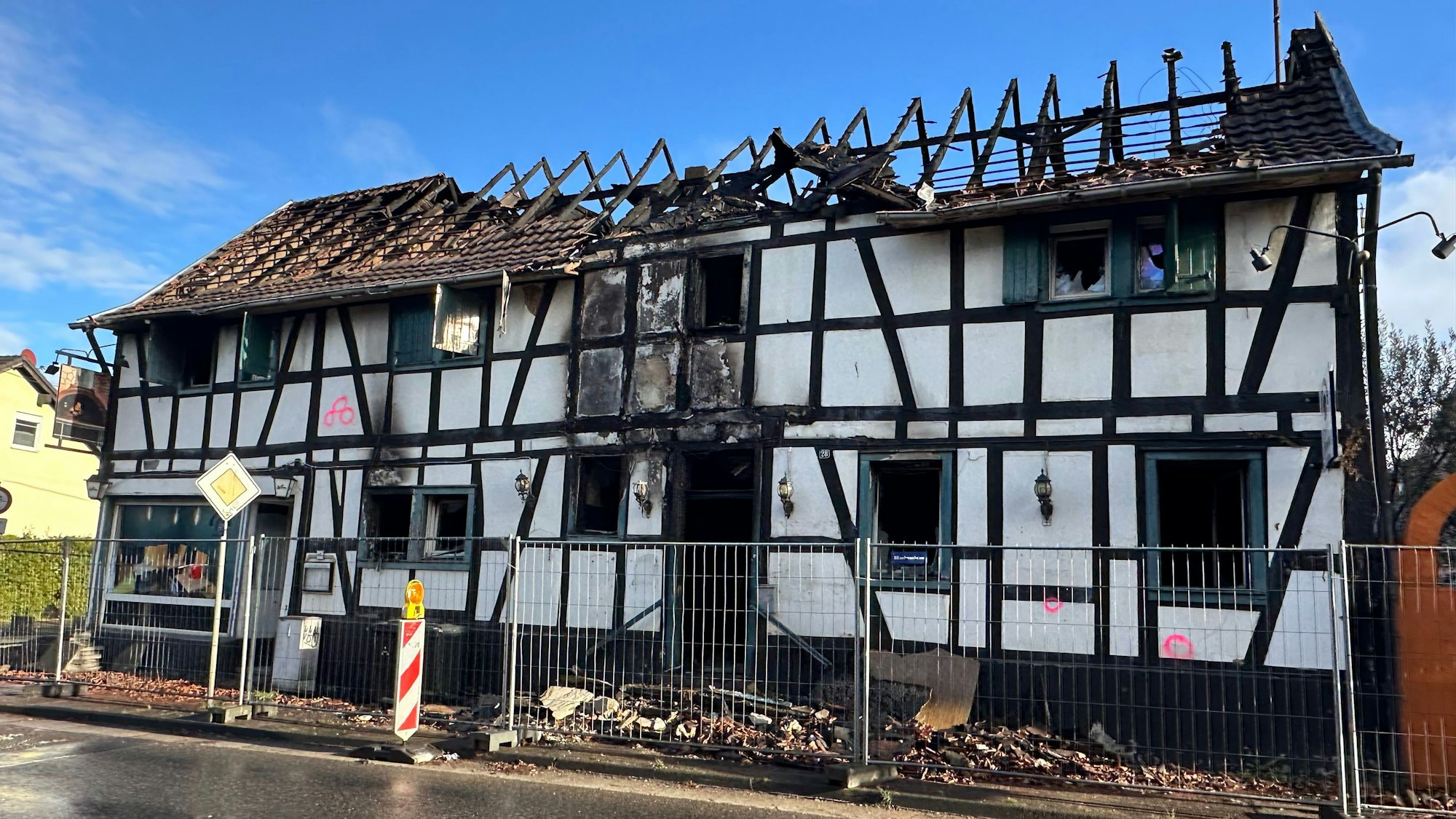 Wind und Regen ausgesetzt ist das abgebrannte Fachwerkhaus mit der Pizzeria „La Mamma“ im hinteren Bereich.