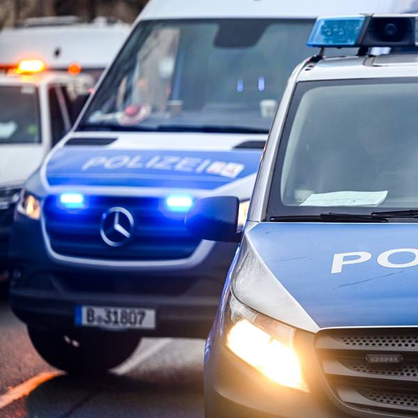 Über 40 Kilometer bis nach Köln-Merheim jagte die Polizei einen Mann aus Gummersbach, nachdem der mit Alkohol im Blut einen Unfall gebaut hatte. Dafür musste er jetzt vor Gericht. Unser Symbolfoto zeugt Einsatzfahrzeuge der Polizei.