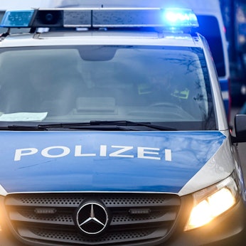 Über 40 Kilometer bis nach Köln-Merheim jagte die Polizei einen Mann aus Gummersbach, nachdem der mit Alkohol im Blut einen Unfall gebaut hatte. Dafür musste er jetzt vor Gericht. Unser Symbolfoto zeugt Einsatzfahrzeuge der Polizei.