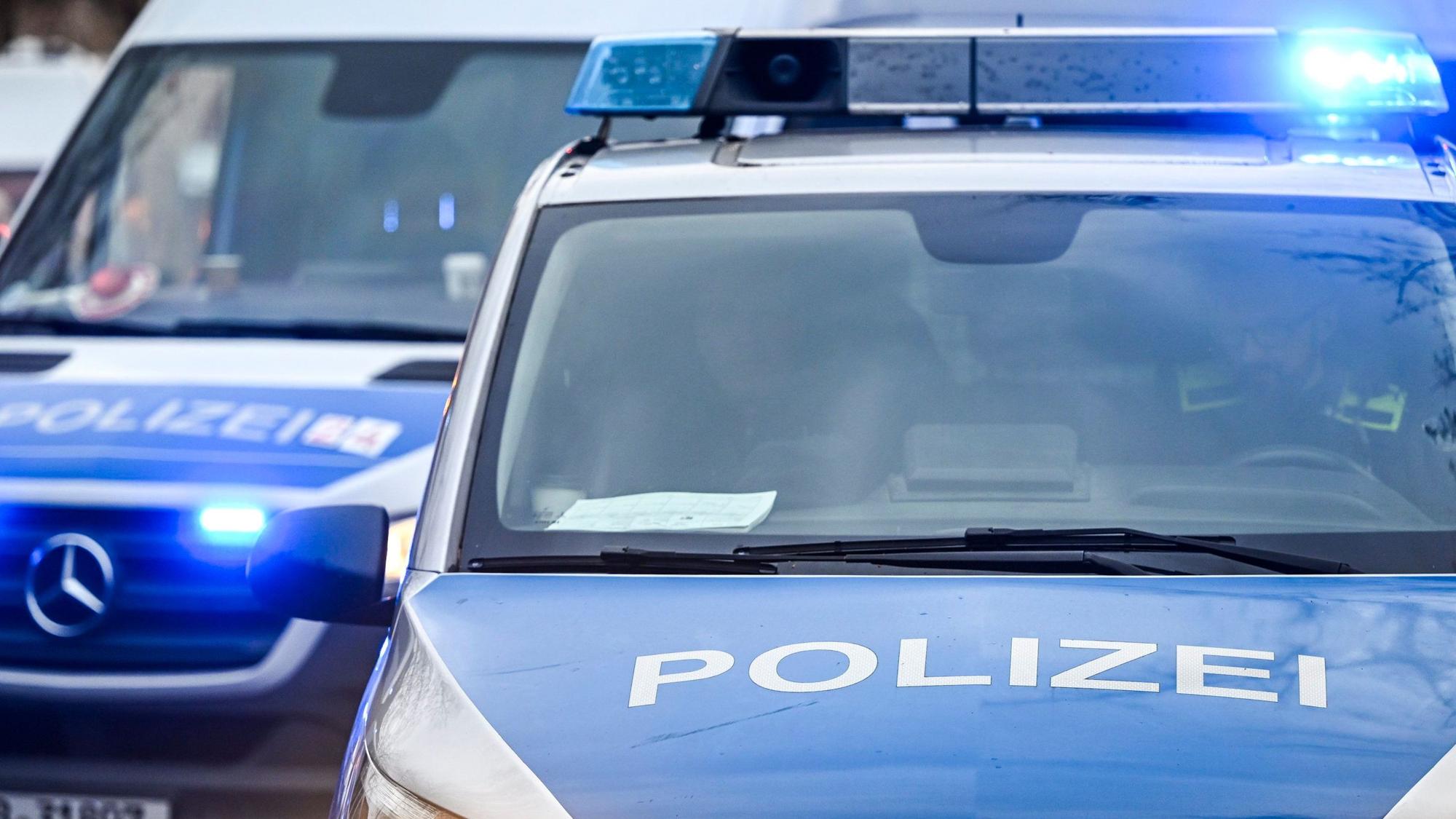 Über 40 Kilometer bis nach Köln-Merheim jagte die Polizei einen Mann aus Gummersbach, nachdem der mit Alkohol im Blut einen Unfall gebaut hatte. Dafür musste er jetzt vor Gericht. Unser Symbolfoto zeugt Einsatzfahrzeuge der Polizei.