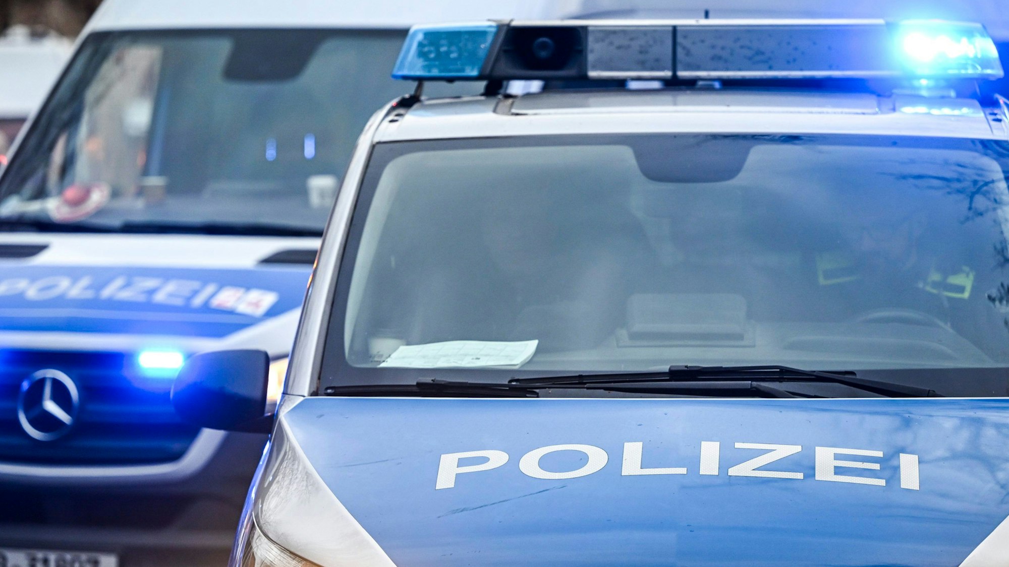 Über 40 Kilometer bis nach Köln-Merheim jagte die Polizei einen Mann aus Gummersbach, nachdem der mit Alkohol im Blut einen Unfall gebaut hatte. Dafür musste er jetzt vor Gericht. Unser Symbolfoto zeugt Einsatzfahrzeuge der Polizei.