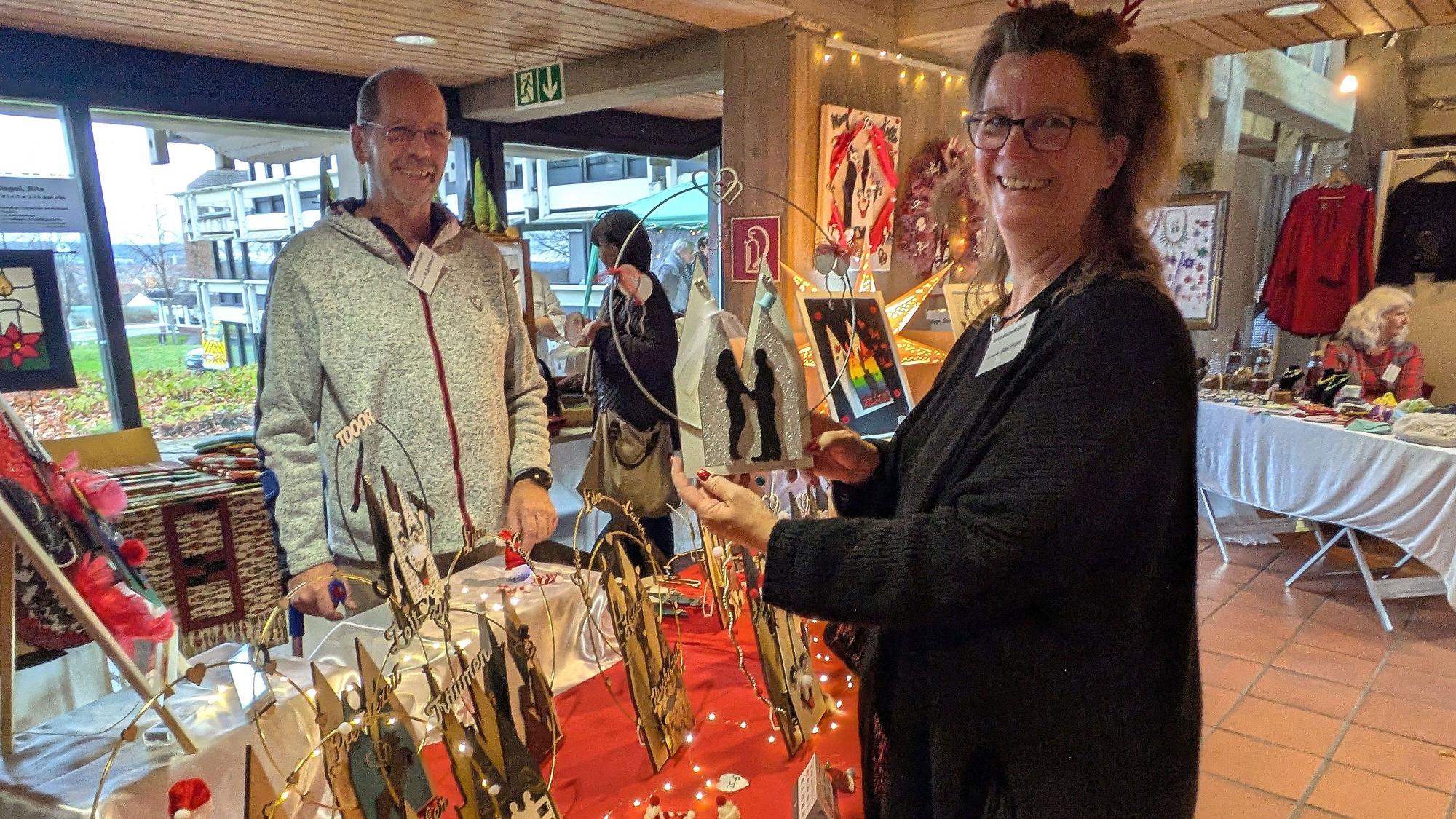 8. Dezember 2024. Alfter-Oedekoven. 30. Künstler- und Kunsthandwerkermarkt im Advent des Kulturkreises Alfter im Rathaus Oedekoven. Gabi Hippe und Rainer Schlösser präsentierten den Kölner Dom in vielen kreativen Variationen. Foto: Frank Engel-Strebel