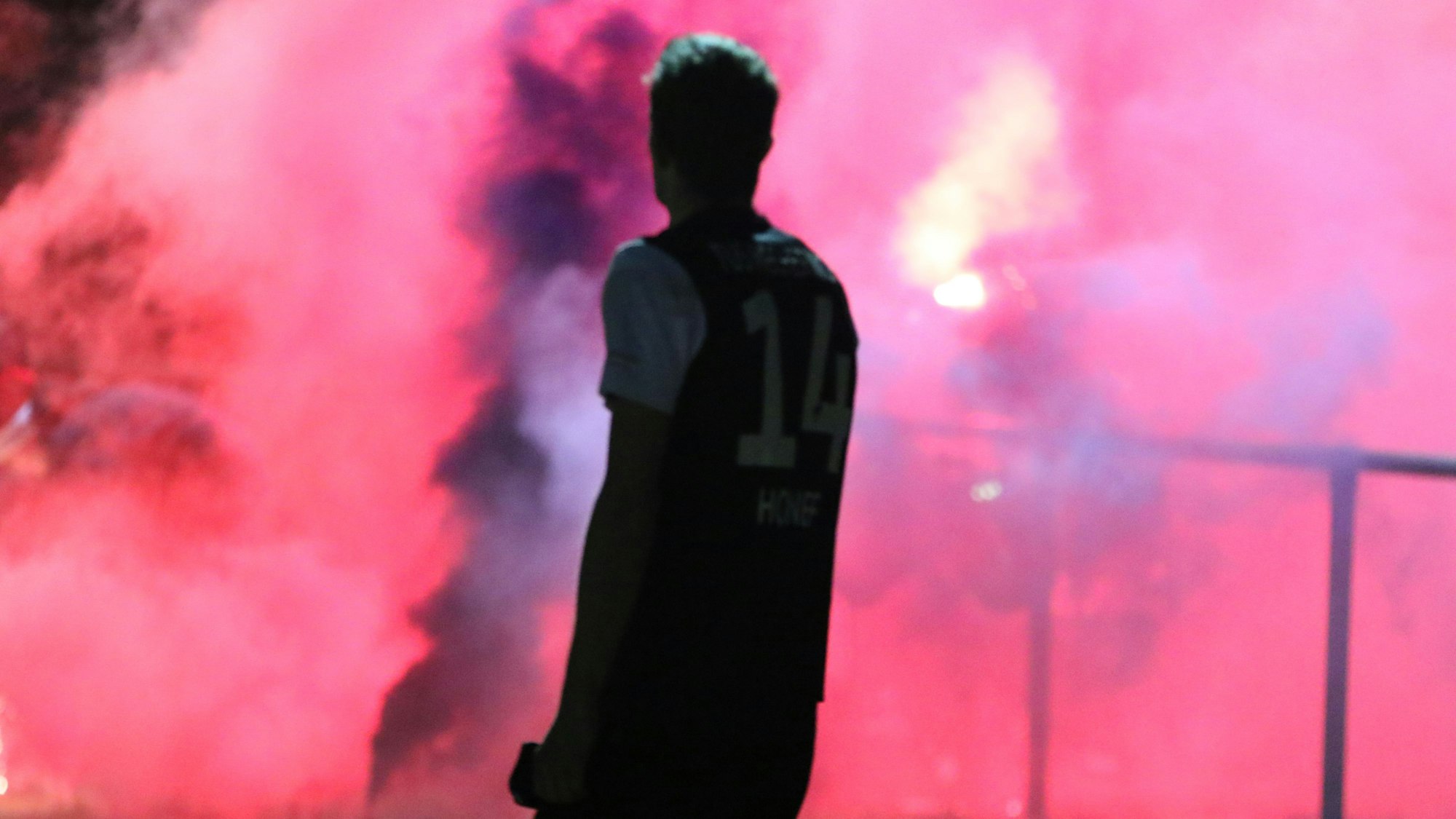 Das Bild zeigt Jens Honnef praktisch als Scherenschnitt im Nebel der Pyros.