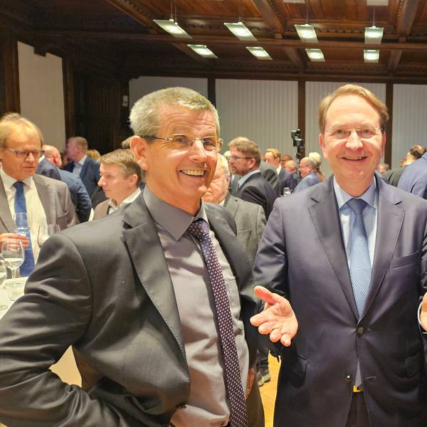 Zu sehen sind RWE-Power-Chef Frank Weigand in der Mitte sowie die Vorstandsmitglieder Lars Kulik auf der linken und Kemo Razanica auf der rechten Seite.