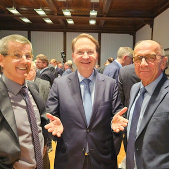 Zu sehen sind RWE-Power-Chef Frank Weigand in der Mitte sowie die Vorstandsmitglieder Lars Kulik auf der linken und Kemo Razanica auf der rechten Seite.